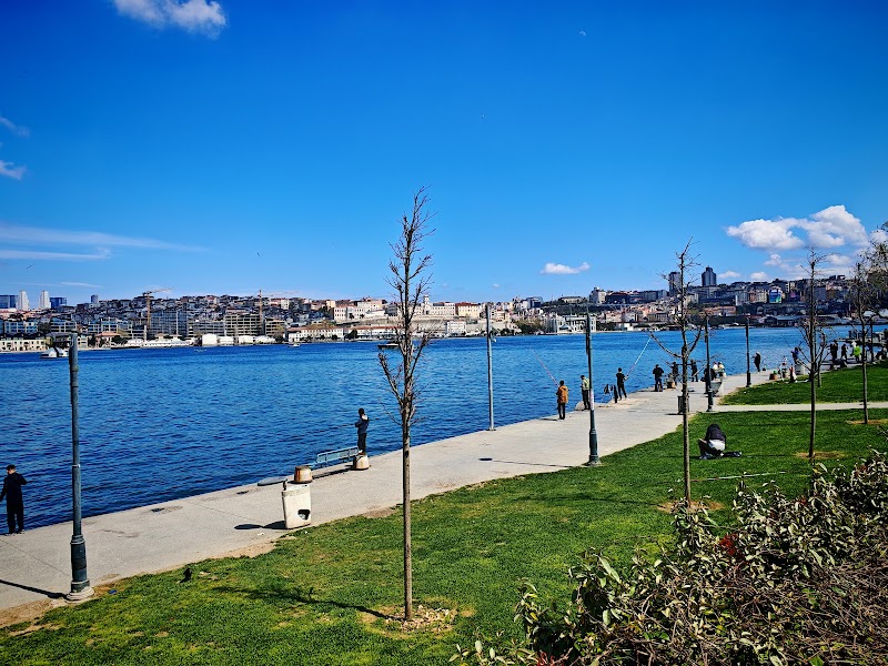 Balat Sahil - Balat Sahil, Yavuz Sultan Selim, İbb Haliç Nedim Parkı, 34083 Fatih/İstanbul, Türkiye