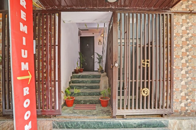 Hotel O by OYO Premium Rooms - Hotel O by OYO Premium Rooms A, 138, Mehrauli - Badarpur Rd, Khanpur Extension, Khanpur, New Delhi, Delhi 110062, India