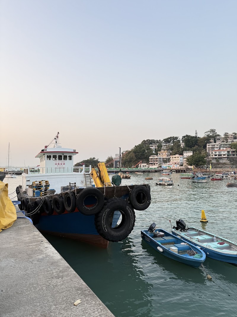 Yung Shue Wan Pier - Yung Shue Wan Pier, Lamma Island Police Post, 20號 Yung Shue Wan Plaza Rd, Lamma Island, New Territories, Hong Kong