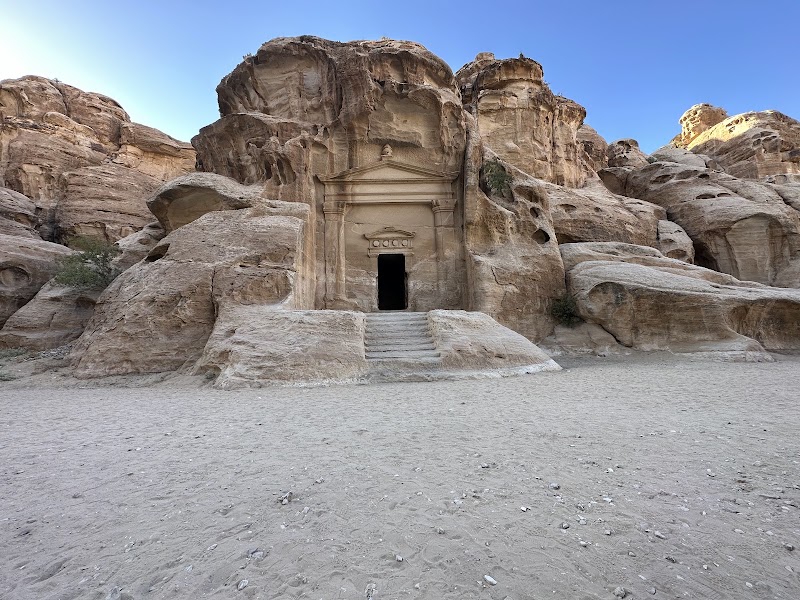 Temple / Colonnaded Triclinium - Temple / Colonnaded Triclinium 9CFX+MV2, Al-Baydha, Jordan