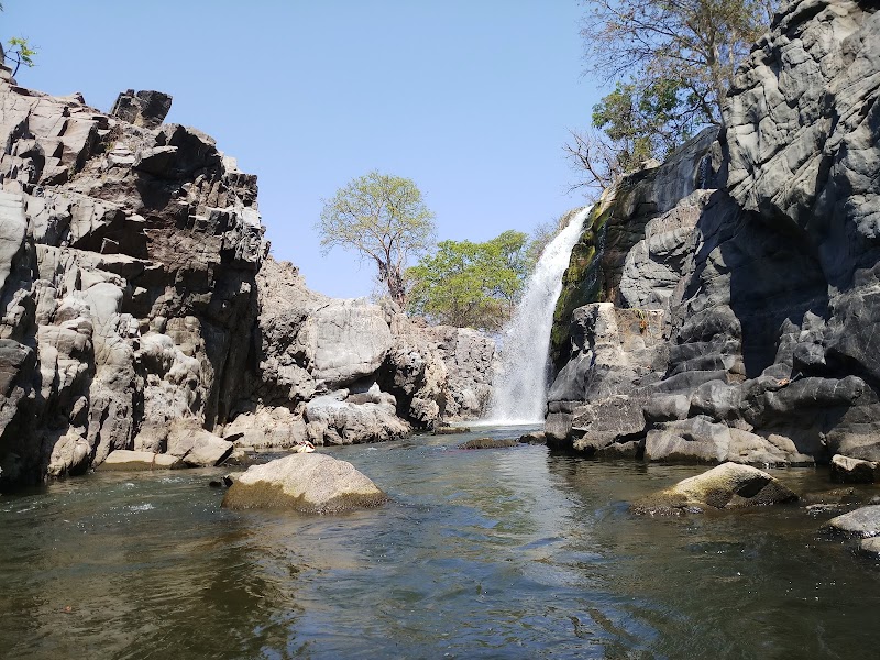 Cini Waterfalls - Cini Waterfalls, 4Q8G+JRG, Dharmapuri - Hogenakkal Rd, Hogenakkal, Tamil Nadu 636810, India