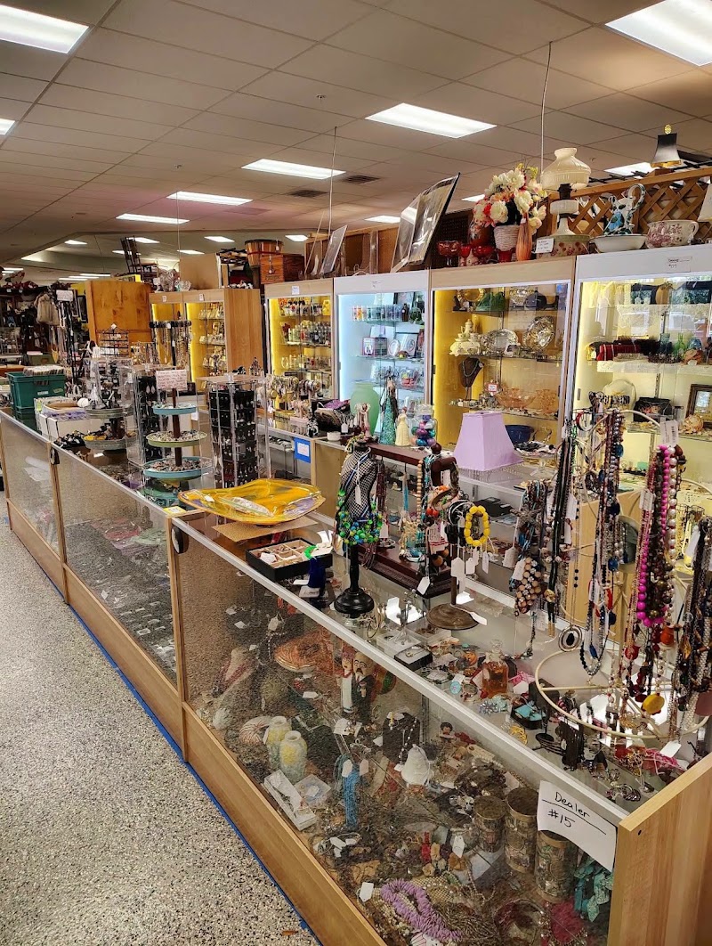 Indian River Antique Mall - Indian River Antique Mall, 2730 W New Haven Ave, Melbourne Village, FL 32904, USA