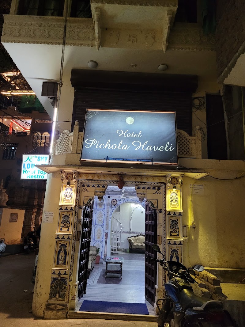 Hotel Pichola Haveli - Hotel Pichola Haveli, Gangaur Ghat Marg, in front of Bagore Ki Haveli Museum, Hotel Gangaur Palace, Udaipur, Rajasthan 313004, India
