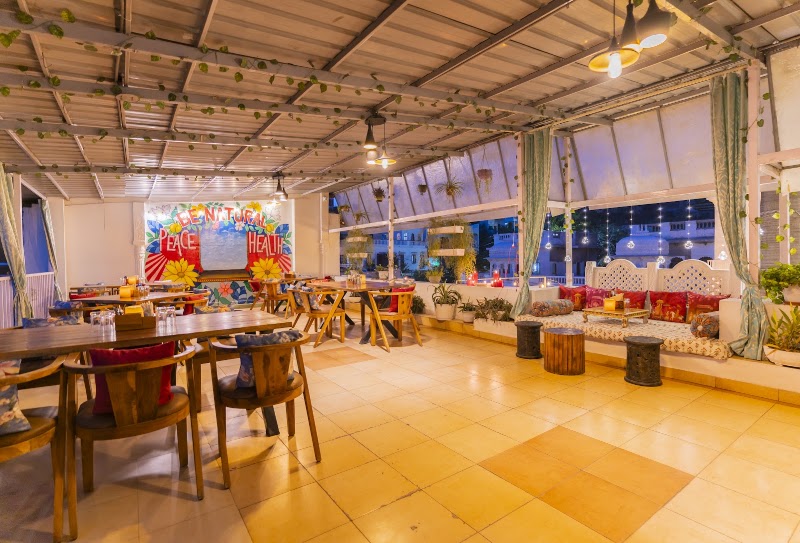 La Marina Bistro (Rooftop Lakeview Restaurant)