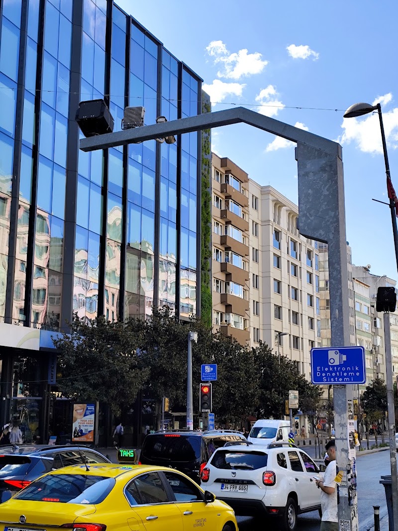 Osmanbey Metro - Osmanbey Metro, Ergenekon, Halaskargazi Cd. No:67, 34373 Şişli/İstanbul, Türkiye
