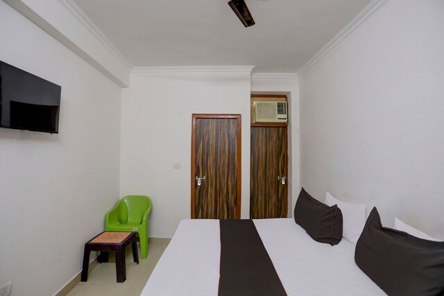 Collection O by OYO S K Residency - Collection O by OYO S K Residency Plot no .1 block A, Deshraj complex, Gali No. 3, Hazipur, Sector 104, Noida, Uttar Pradesh 201304, India