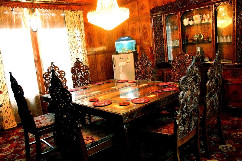 Floating Heaven Best Houseboat In Srinagar - Floating Heaven Best Houseboat In Srinagar Nigeen Lake, ghat no.2 opp., Ashai Bagh Bridge hazratbal road, Nagin Bagh, Srinagar, 190006