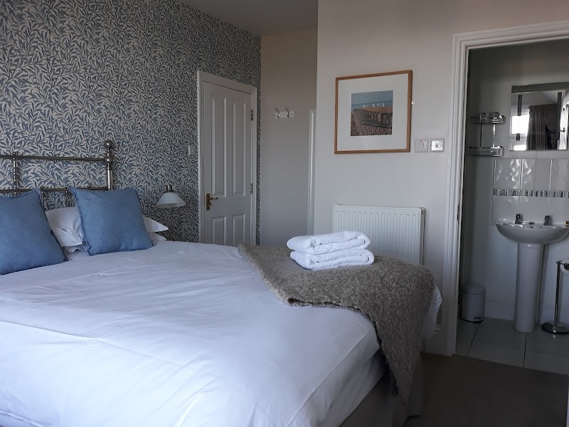 Breakers Bed & Breakfast - Breakers Bed & Breakfast, Breakers Guesthouse, 56 Royal Parade, Eastbourne BN22 7AQ, UK