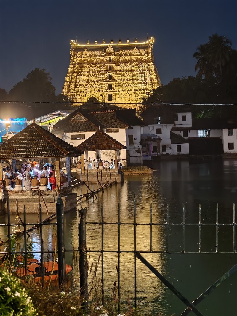 Sree Padmanabhaswamy Temple - Sree Padmanabhaswamy Temple FWMW+4HH, Padmanabhaswamy Temple Rd, Fort, East Fort, Pazhavangadi, Thiruvananthapuram, Kerala 695023, India