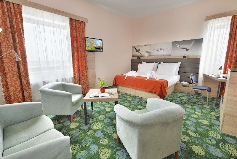 Ramada by Wyndham Airport Prague - Ramada by Wyndham Airport Prague, 1067, K Letišti 25a, 160 00 Praha-Praha 6, Czechia