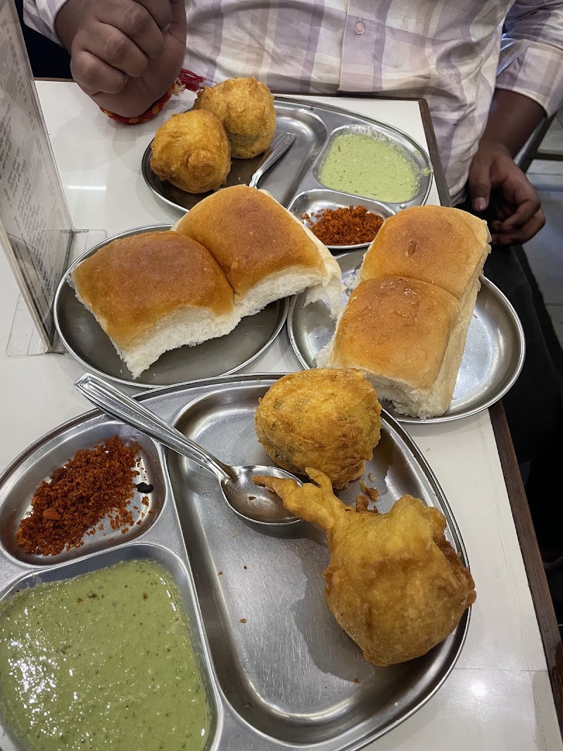 Aram Vada Pav - Aram Vada Pav, Capital Cinema Building, 126, Dr Dadabhai Naoroji Rd, opp. Aram Hotel CSMT, Azad Maidan, Fort, Mumbai, Maharashtra 400001, India