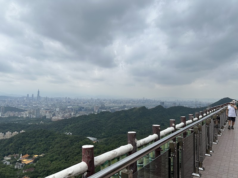 碧山巖觀景台 - 碧山巖觀景台 No. 24號, Bishan Rd, Bishan Village, Neihu District, Taipei City, Taiwan 114