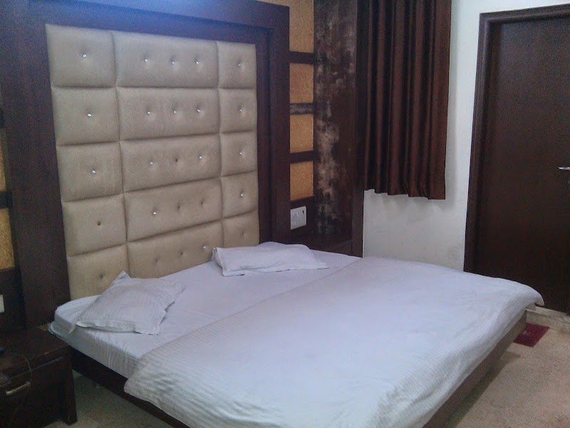 Collection O Noble Inn Paharganj Near Jama Masjid - Collection O Noble Inn Paharganj Near Jama Masjid 90 Krishna Gali, Ghee Mandi, Opp- New Delhi Railway Station, Ratan Lal Market, Aram Bagh, Paharganj, Pahar Ganj, Delhi, 110055, India