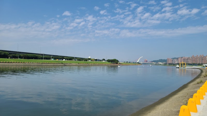 Meiti Riverside Park - Meiti Riverside Park 10491, Taiwan, Taipei City, Zhongshan District, Lequn 1st Rd, 基隆河基16號水門