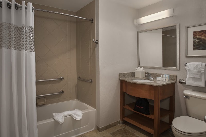 Hampton Inn & Suites Milwaukee Downtown - Hampton Inn & Suites Milwaukee Downtown, 176 W Wisconsin Ave, Milwaukee, WI 53203, USA