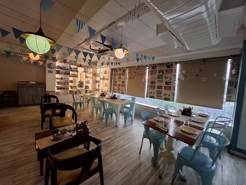 Roma's Cafe Diner - Roma's Cafe Diner, 24, 2nd, near Ravidas Gate, Lanka, Varanasi, Uttar Pradesh 221005, India