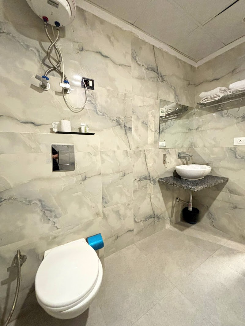 Hotel Emblem Suites By Denver - Hotel Emblem Suites By Denver Plot No.219-A, Mahipalpur NH, 8 KH 423, Road No. 6, Block RZ, Mahipalpur Village, Mahipalpur, New Delhi, Delhi 110037, India