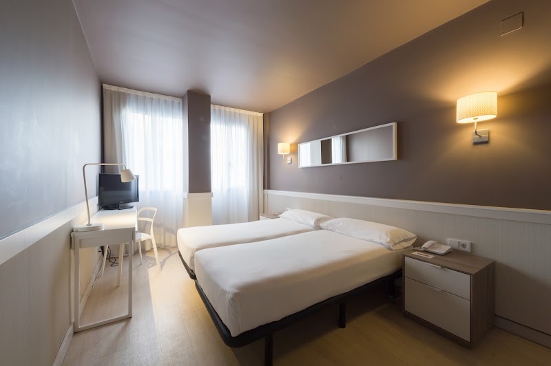 Hotel Paral·lel - Hotel Paral·lel Carrer del Poeta Cabanyes, 5 -7, Sants-Montjuïc, 08004 Barcelona, Spain