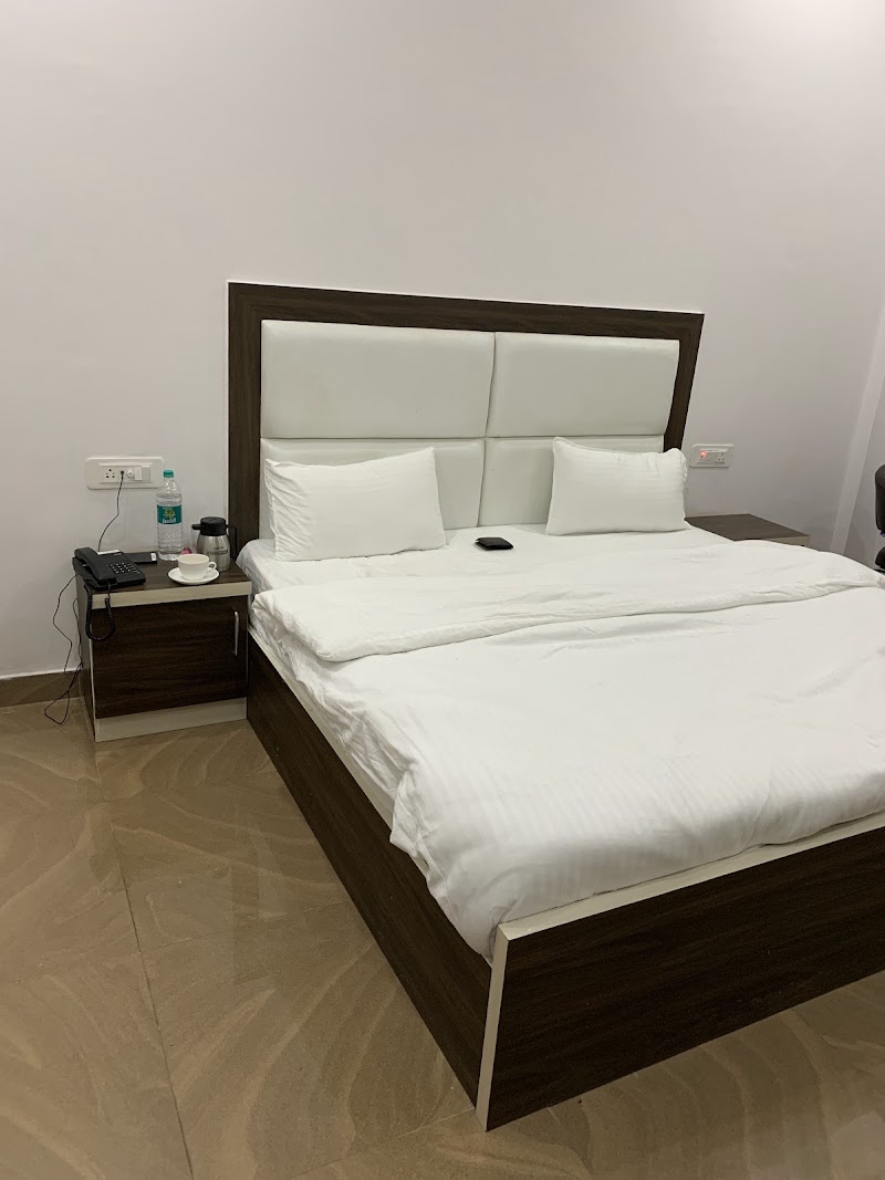 LOTUS HOTEL - LOTUS HOTEL, VVJG+5MW Dwarikadish mandir, near, Eidgah Rd, Kashipuri, Roorkee, Uttarakhand 247667, India