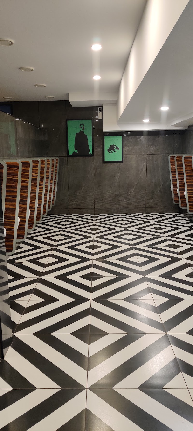 INOX Megaplex Emerald Mall - INOX Megaplex Emerald Mall INOX, 3rd Floor, Emerald Mall CP 138, Sector D1, LDA Colony, Sector D1, Ashiyana, Lucknow, Uttar Pradesh 226012, India