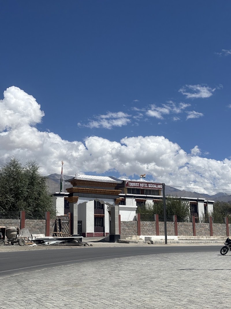 TOURIST HOTEL MOONLAND