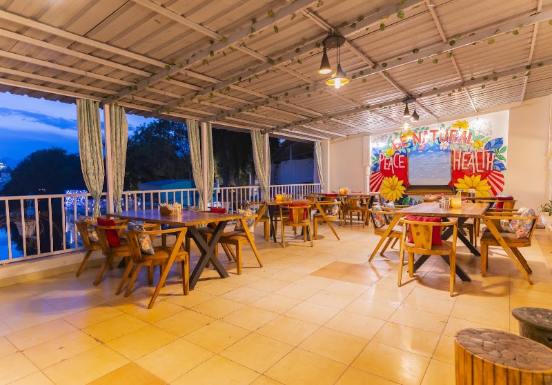 La Marina Bistro (Rooftop Lakeview Restaurant)