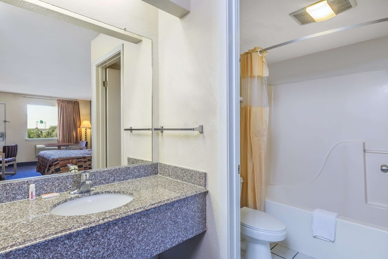 Days Inn by Wyndham San Antonio - Days Inn by Wyndham San Antonio 9401 N Interstate 35, San Antonio, TX 78233, USA