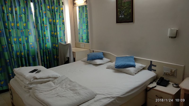 HOTEL WOODLAND - HOTEL WOODLAND 1st Floor, opposite Topiwala centre, Kakaji Nagar, Jawahar Nagar, Goregaon West, Mumbai, Maharashtra 400104, India