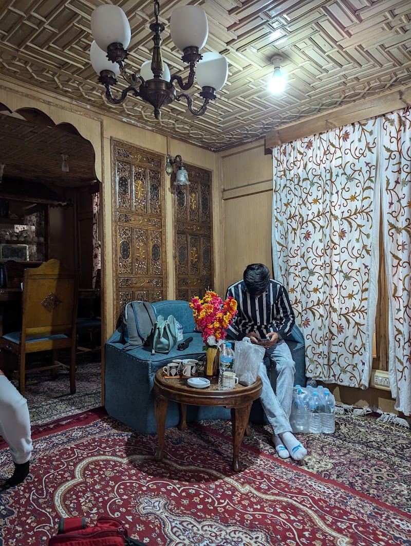 Young Shahzada Group of House boats - Young Shahzada Group of House boats, Golden Dal Lake, Boulevard Road, ghat no.09,, Srinagar,Kashmir, opp. New Park Hotel, Karapura, Rainawari, Srinagar, 190001