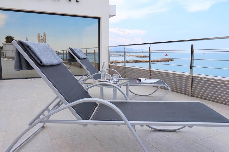 Villa Azur - Villa Azur, 1399 Av. de la Batterie, 06270 Villeneuve-Loubet, France