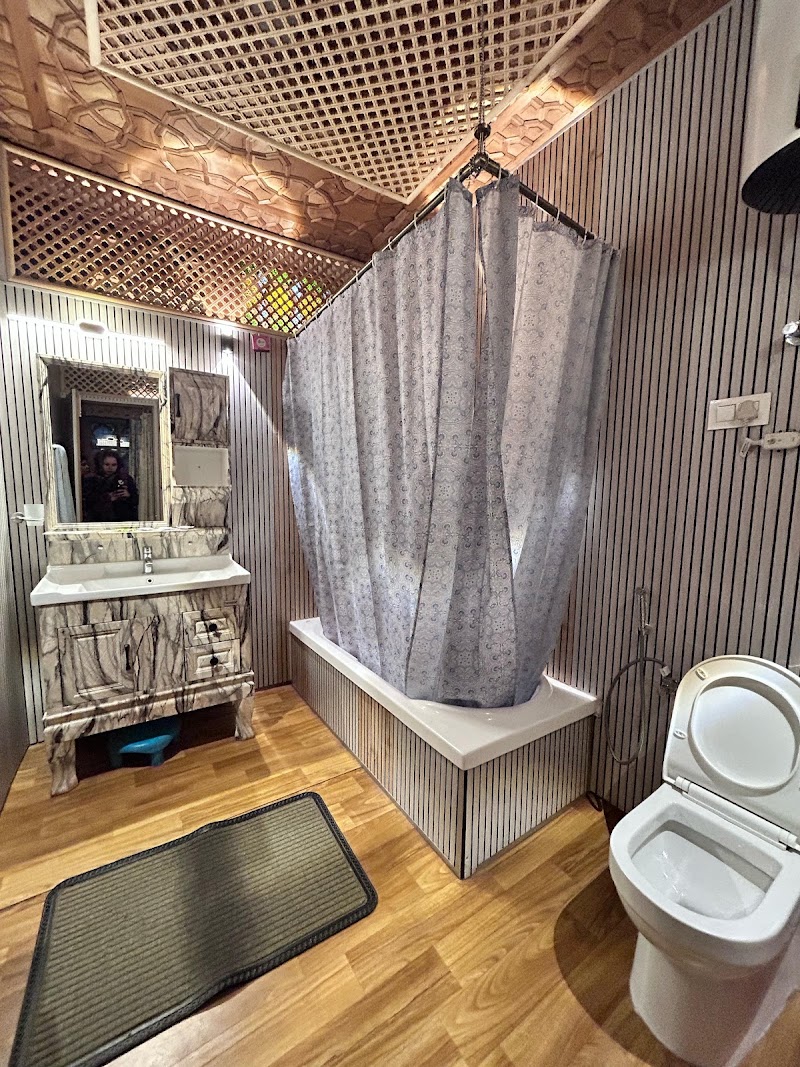 Royal Dandoo 4 STAR Group of Houseboats - Royal Dandoo 4 STAR Group of Houseboats, Ghat No 17, Nehru Park, Dal Lake, Rainawari, Srinagar, 190003