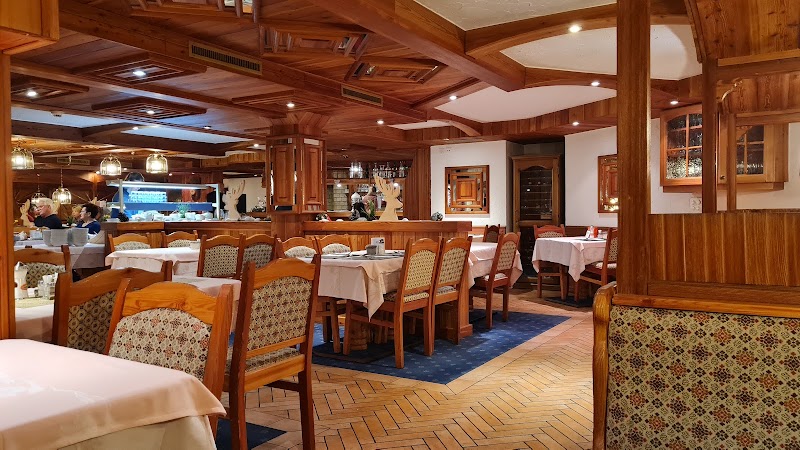 Hotel Restaurant City - Hotel Restaurant City Kantonsstrasse 165, 3929 Täsch, Switzerland