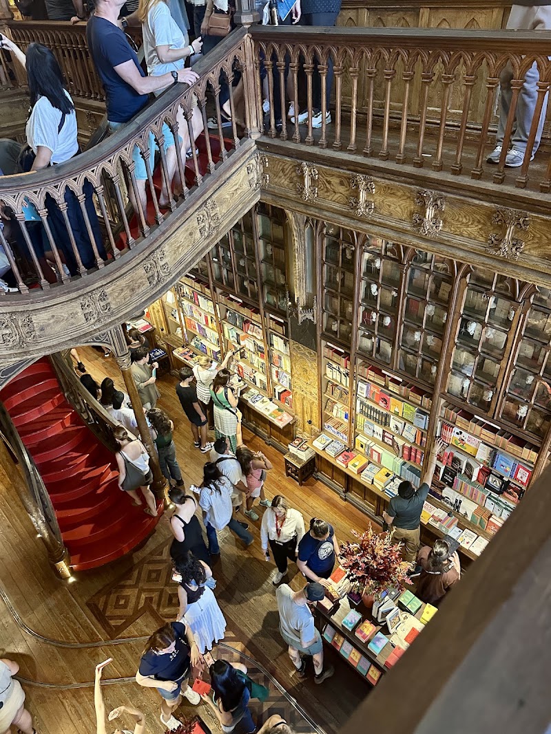 Livraria Bertrand - Chiado - Livraria Bertrand - Chiado, R. Garrett 73 75, 1200-203 Lisboa, Portugal