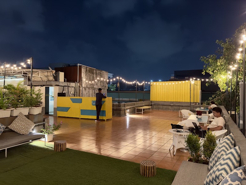 Locomo Hostel OG - Stay • Work • Eat