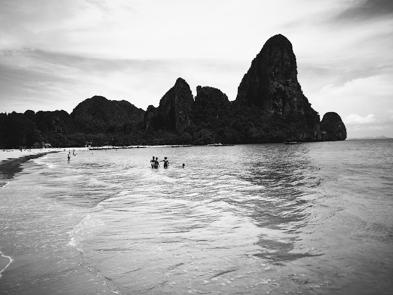 Railay West Beach - Railay West Beach 2R7P+7RP, Ao Nang, Mueang Krabi District, Krabi 81000, Thailand