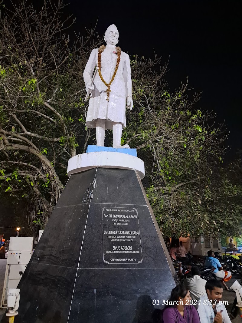 Mahatma Gandhi Statue - Mahatma Gandhi Statue WRMP+29F, Beach Rd, White Town, Puducherry, 605001, India