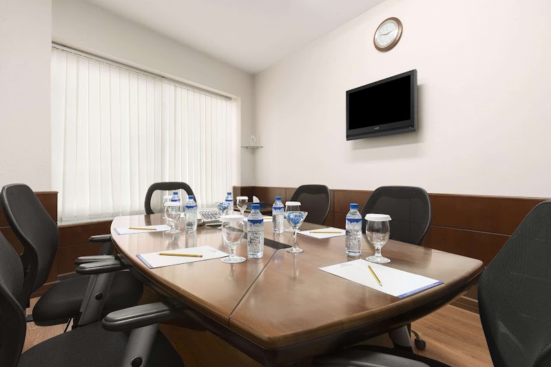 Howard Johnson by Wyndham Bur Dubai - Howard Johnson by Wyndham Bur Dubai, 776P+857 - Khalid Bin Al Waleed Rd - Al Raffa - Al Souq Al Kabeer - Dubai - United Arab Emirates