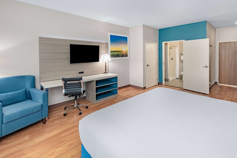 Days Inn & Suites by Wyndham San Antonio near Frost Bank Ctr - Days Inn & Suites by Wyndham San Antonio near Frost Bank Ctr 4038 Frontage Rd I-10, San Antonio, TX 78219, USA