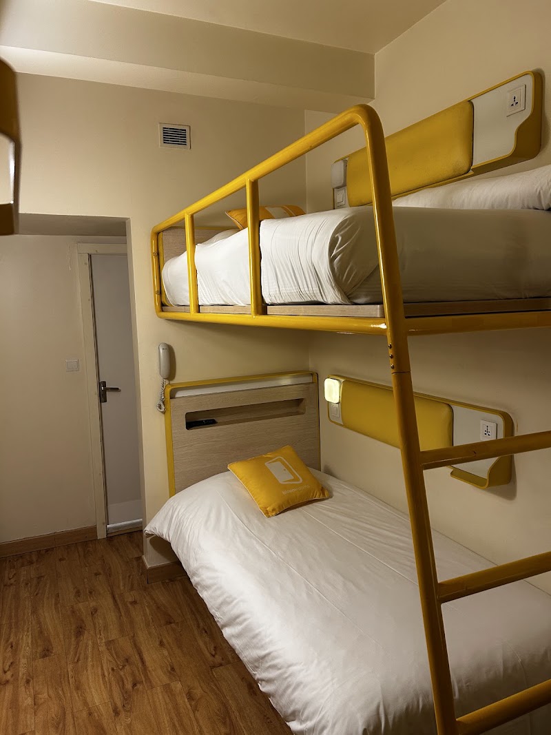 Bloomrooms @ New Delhi Railway Station - Bloomrooms @ New Delhi Railway Station 8591, Arakashan Rd, opp. New Delhi Railway Station, Arya Nagar, Paharganj, New Delhi, Delhi, 110055, India