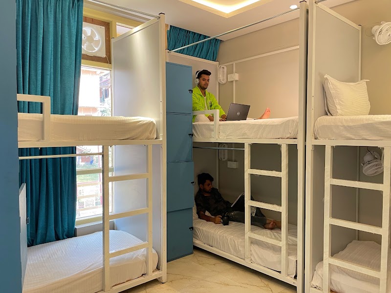 Madpackers Bir - Madpackers Bir Opposite Nyingyang Monastery, Bir Colony Road, Chaugan - Sansal Rd, Bir Colony, Bir, Chaugan, Himachal Pradesh 176077, India