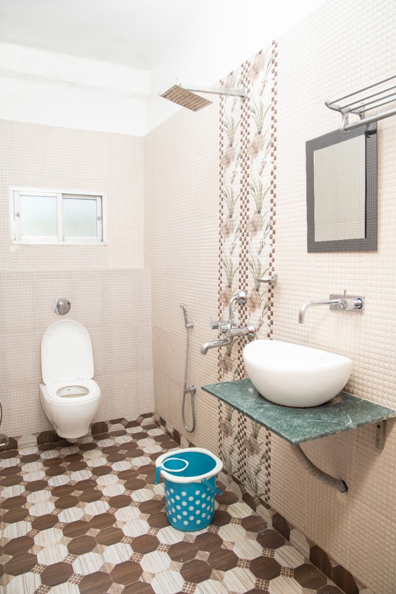 HOTEL HOLYDON - HOTEL HOLYDON NJP Railway Sta Rd, Ward 35, Bhaktinagar, Siliguri, West Bengal 734007, India