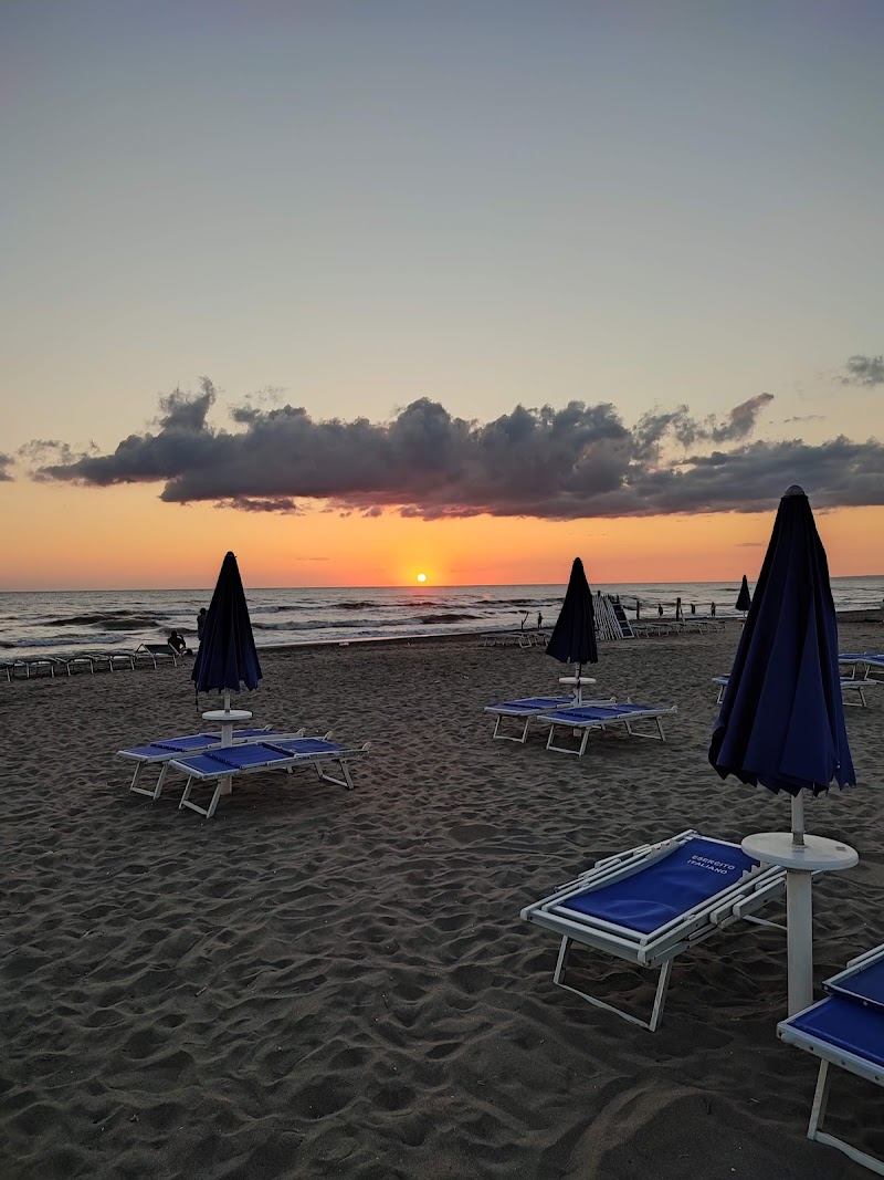 Stabilimento balneare dell'Esercito - Base Logistica di Fregene - Stabilimento balneare dell'Esercito - Base Logistica di Fregene, Lungomare di Ponente, 49, 00054 Fregene RM, Italy