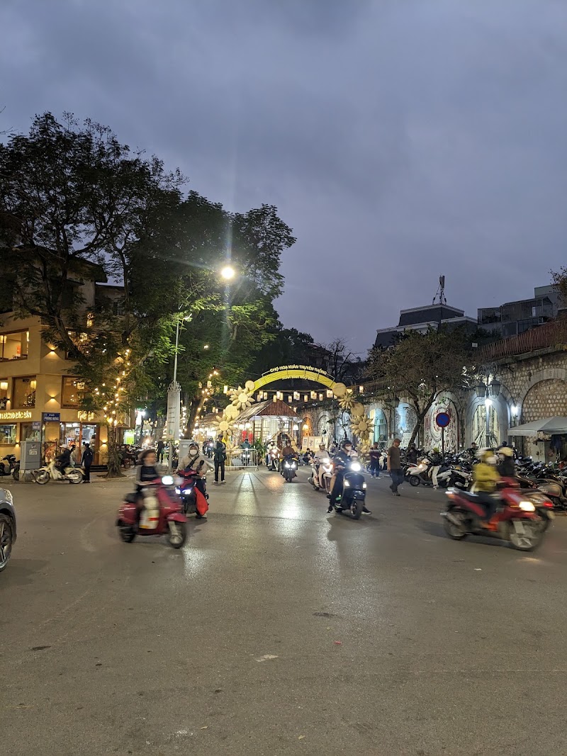 Hang Luoc Flower Market - Hang Luoc Flower Market, 45 P. Hàng Lược, Phố cổ Hà Nội, Hoàn Kiếm, Hà Nội, Vietnam