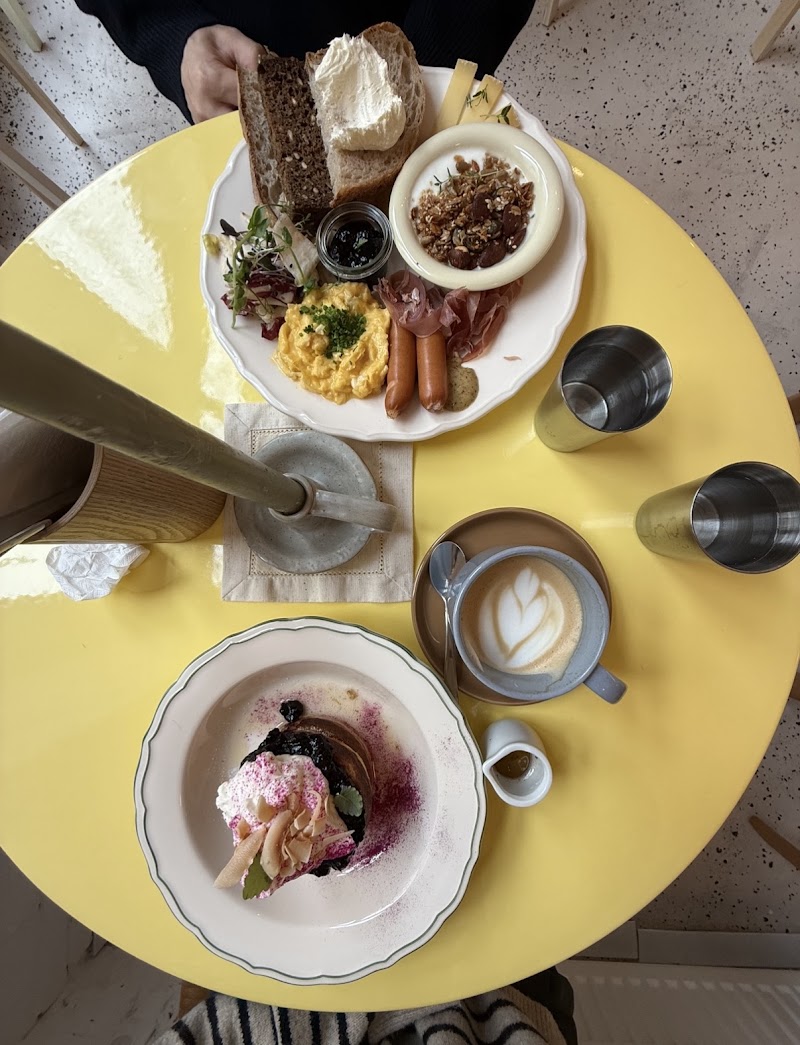 mèmè & brunch - mèmè & brunch Slavíkova 1627/9, 120 00 Praha 2-Vinohrady, Czechia