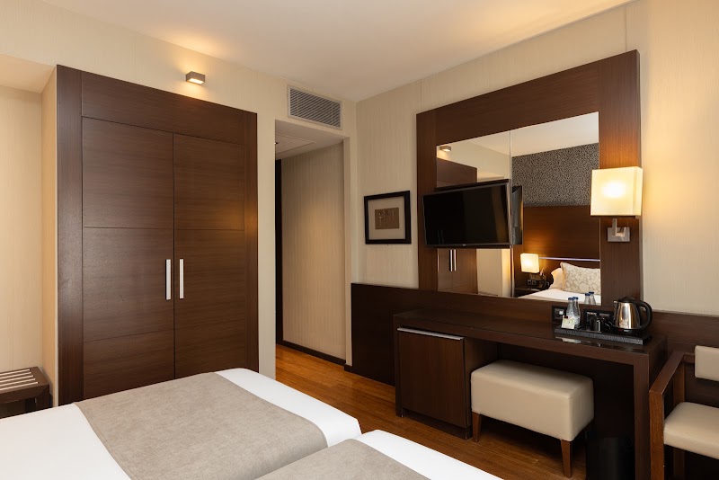 Hotel Colonial Barcelona - Hotel Colonial Barcelona, Via Laietana, 3, Ciutat Vella, 08003 Barcelona, Spain