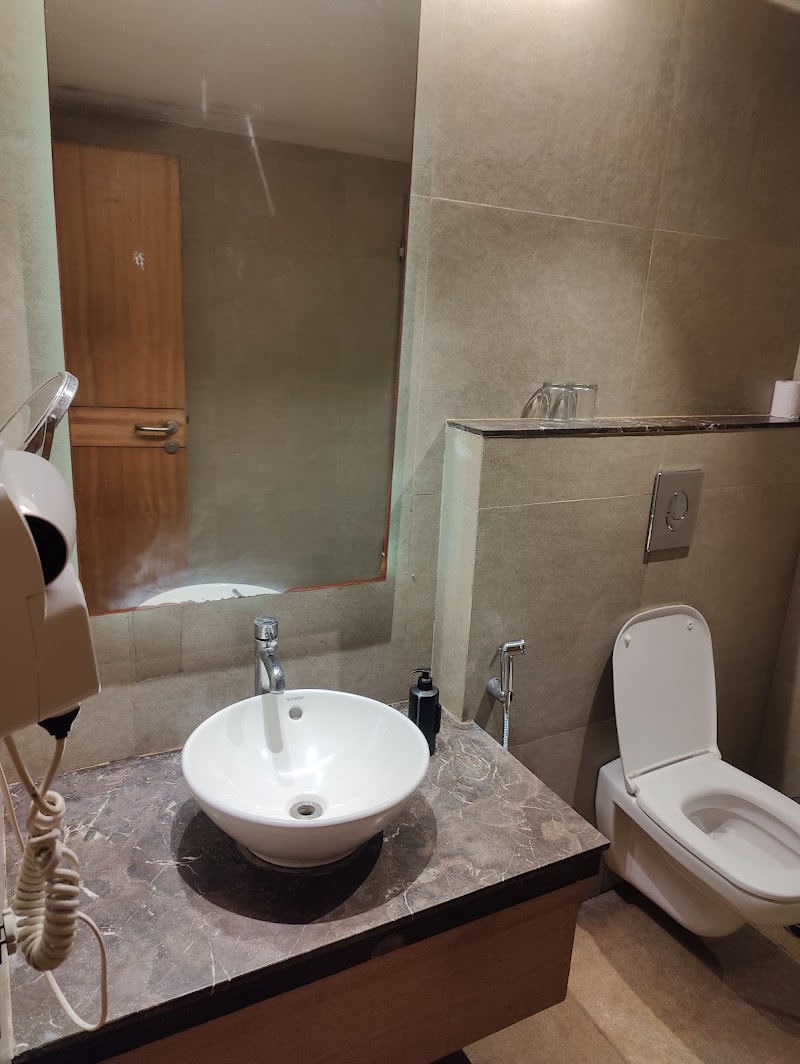 Hotel Charans Plaza - Hotel Charans Plaza Halwasiya House, 11, Mahatma Gandhi Marg, गाला मार्केट, Hazratganj, Lucknow, Uttar Pradesh 226001, India