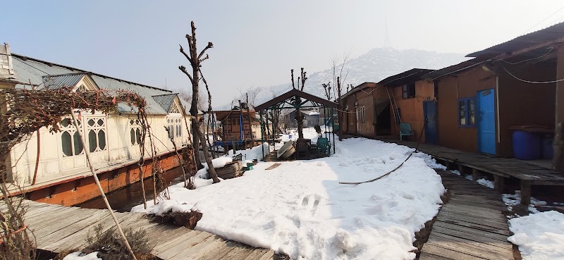Holiday Inn Group of Houseboat - Holiday Inn Group of Houseboat, Ghat No 14, Karapura, Dal Lake, Srinagar, 190001