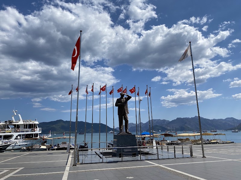 Atatürk Heykeli