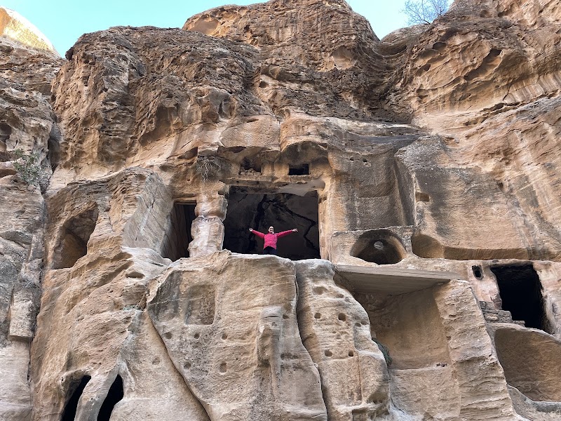 Temple / Colonnaded Triclinium - Temple / Colonnaded Triclinium 9CFX+MV2, Al-Baydha, Jordan