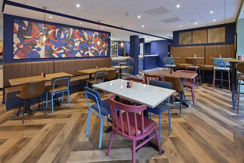 Travelodge Inverness City Centre Hotel - Travelodge Inverness City Centre Hotel Ballantyne House, 84 Academy St, Inverness IV1 1LU, UK
